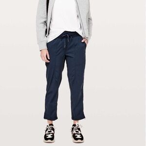 Lululemon women’s navy studio crop pants 🍋